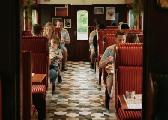 Intérieur restaurant Crocodile – wagon train ambiance famille